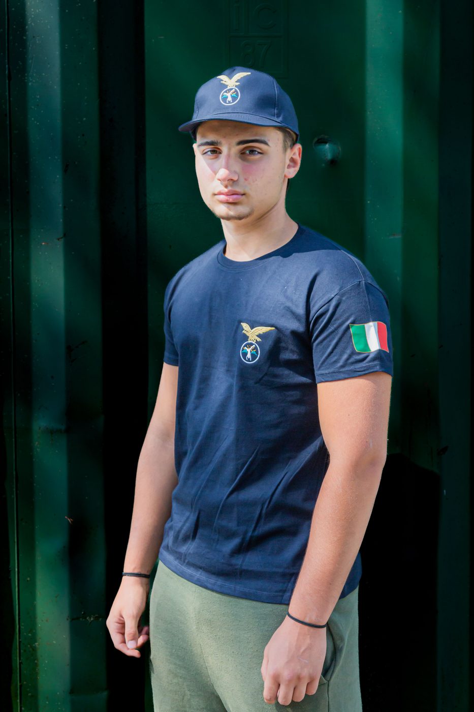 Maglietta blu con aquila ricamata sul petto e bandiera italiana sulla manica