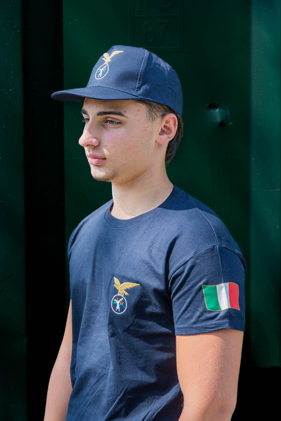 Ragazzo di profilo con maglietta blu e cappellino blu