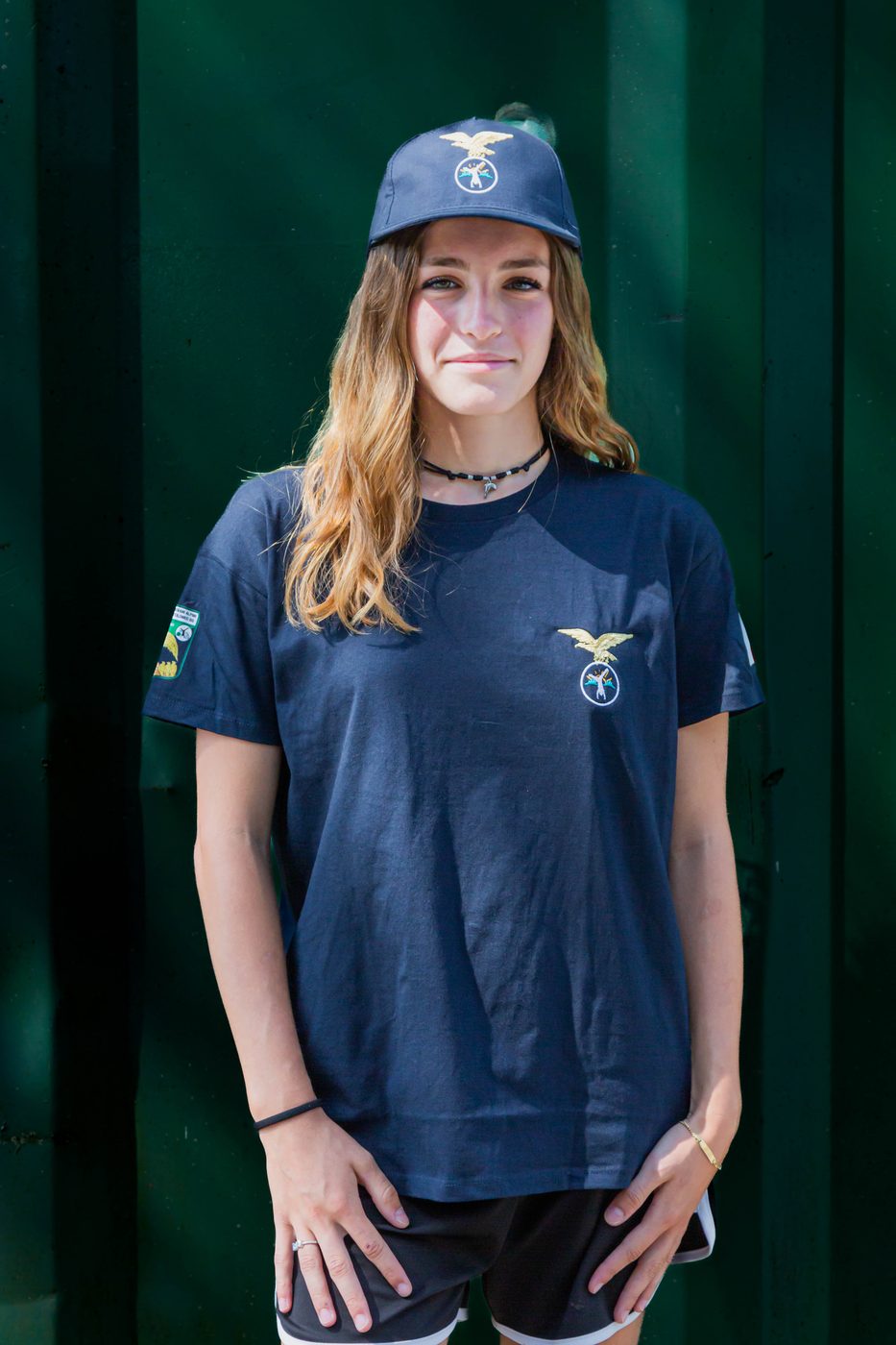 Ragazza di fronte con maglietta blu e cappellino blu