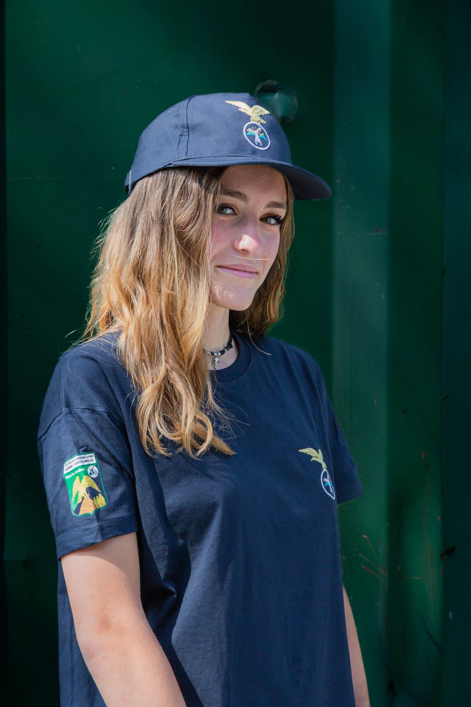 Ragazza di tre quarti con maglietta blu e patch sulla manica