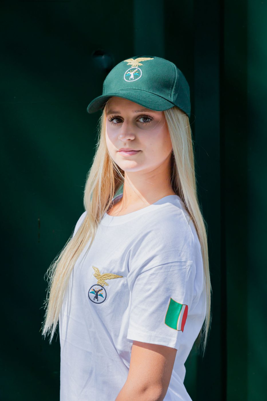 Ragazza con maglietta bianca e cappellino verde, tricolore sulla manica