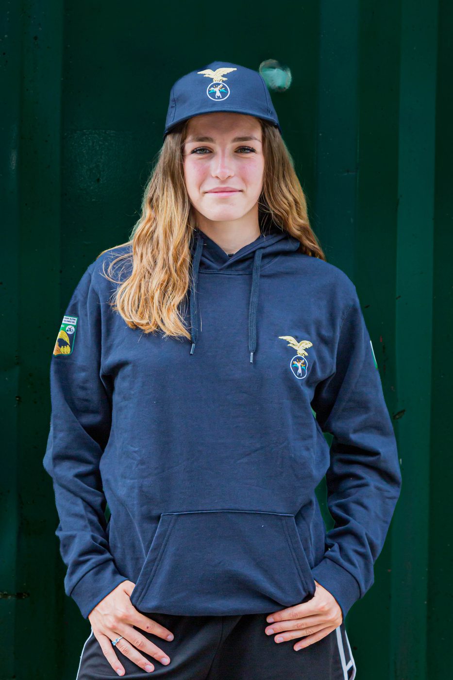Ragazza di fronte con felpa blu con cappuccio e cappellino blu