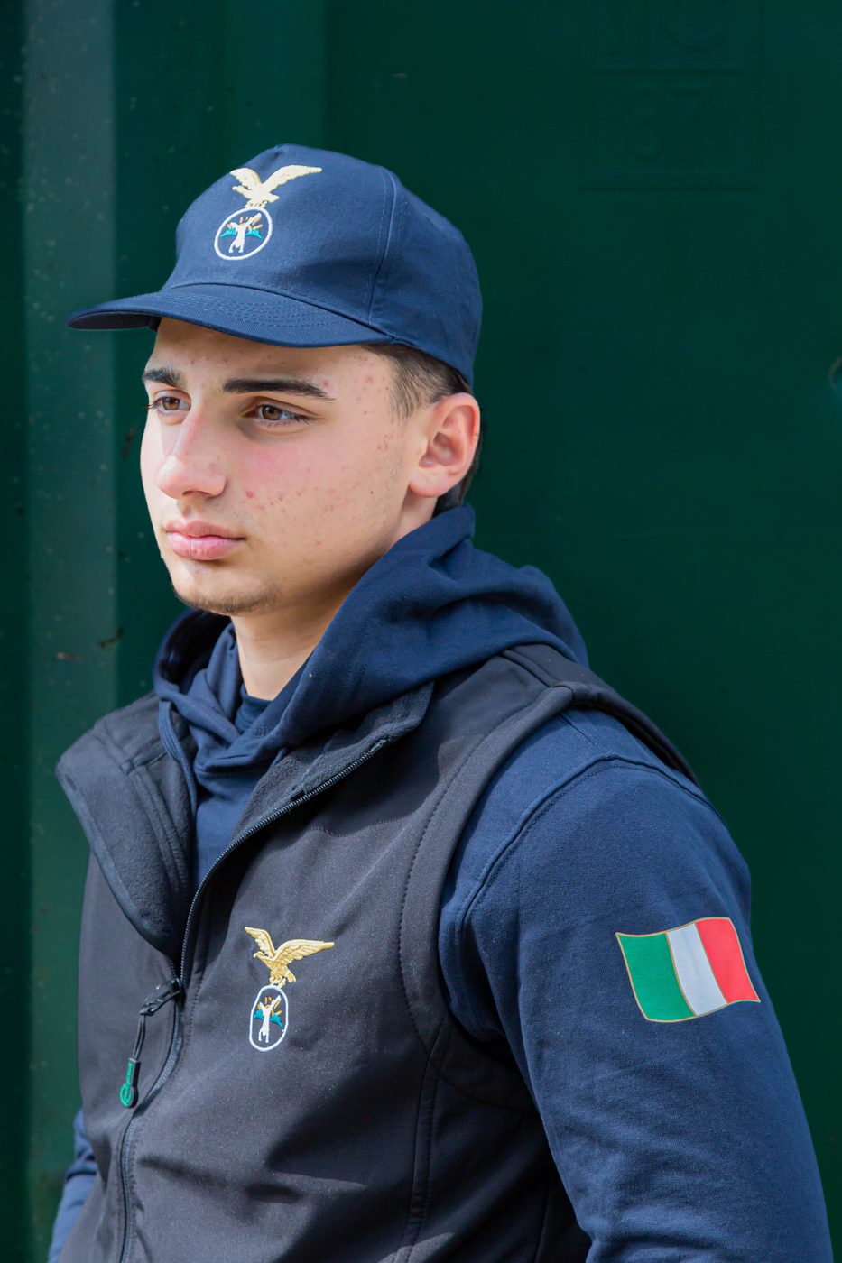 Gilet nero con bandiera italiana ricamata sulla manica, vista ravvicinata
