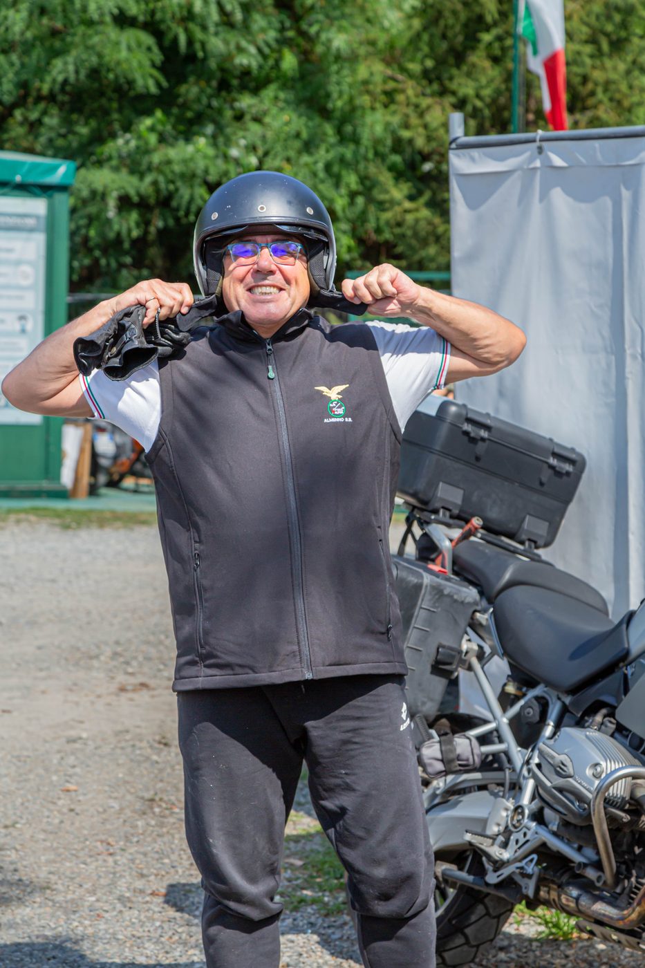 Gilet nero del Campo Scuola indossato all'aperto, accanto alla moto