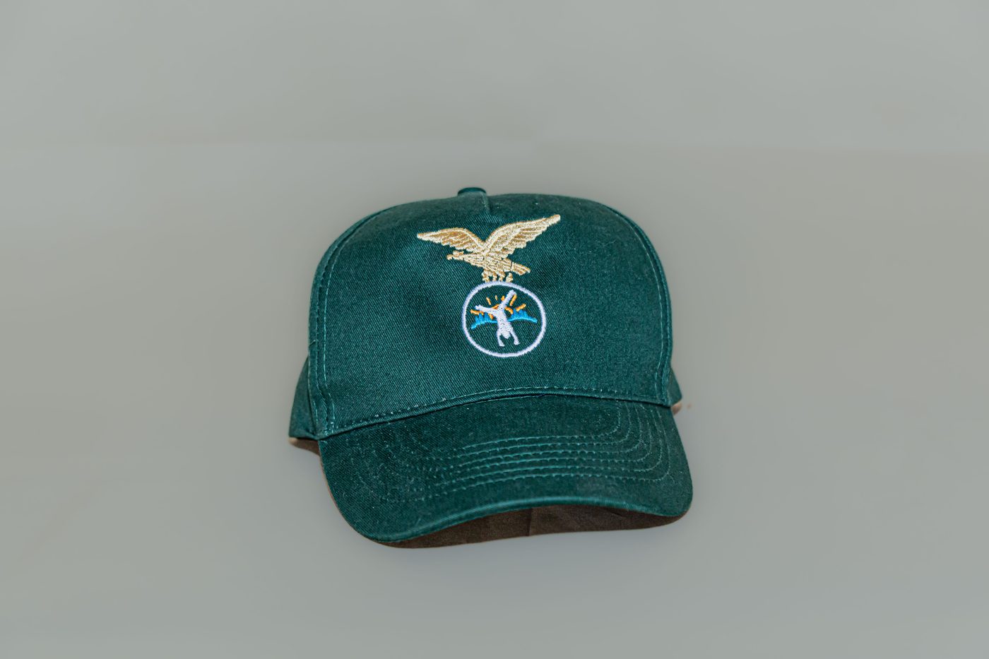 Cappellino verde del Campo Scuola con aquila dorata ricamata, vista di tre quarti
