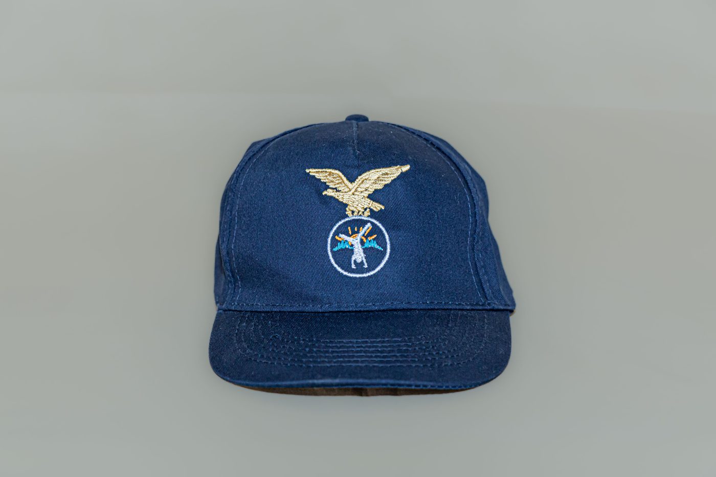 Cappellino blu del Campo Scuola con aquila dorata ricamata, vista frontale